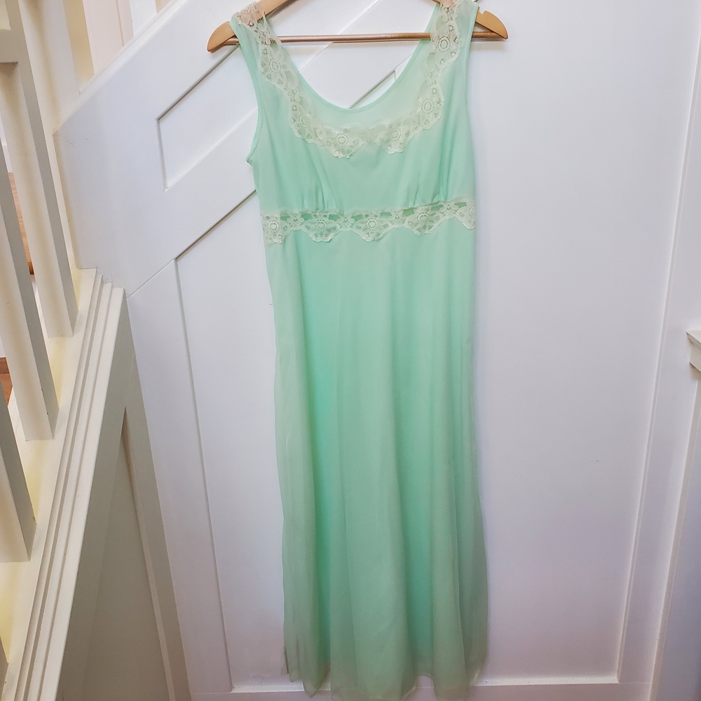 Elegant Mint Green Night Gown - Picture 6 of 7